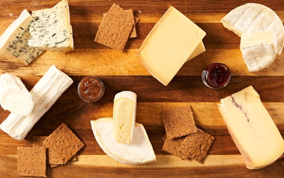Seven Reasons French Cheese is FANTASTIQUE!